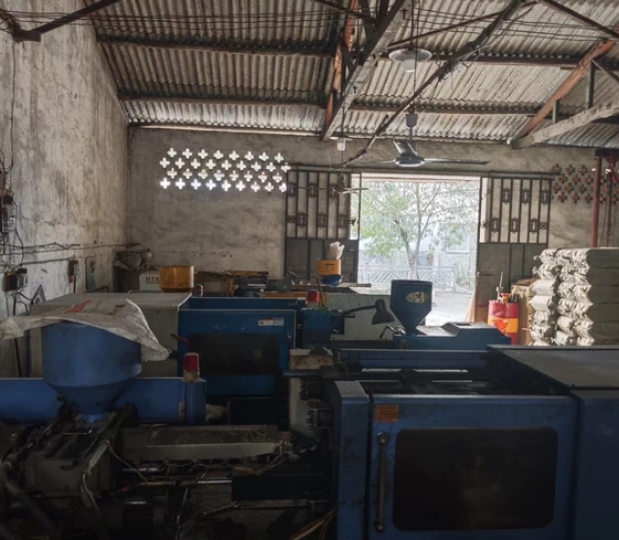 成都地区工厂处理HTK100注塑机、8台设备、各类配套加工设备