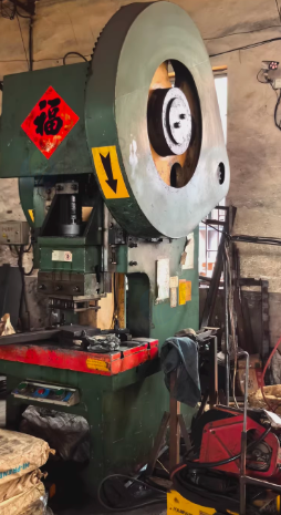 青岛市地区工厂处理125T冲床 扬力63T冲床