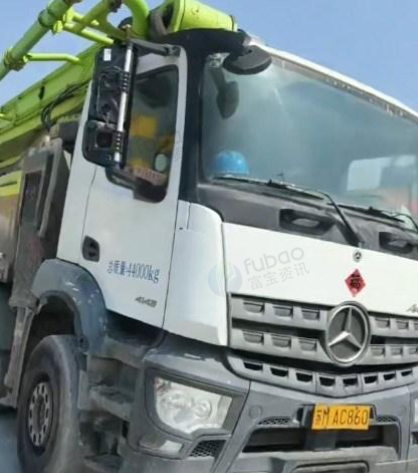 泰州市地区处理中联奔驰56米混凝土泵车