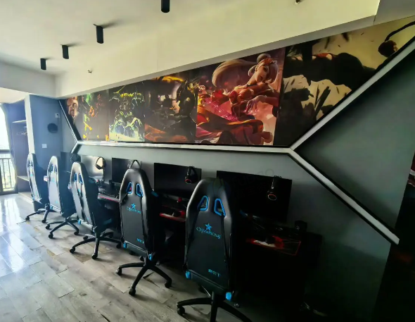 荆州地区处理1批电竞主机，显示器、电竞桌、电竞椅等电竞酒店设备