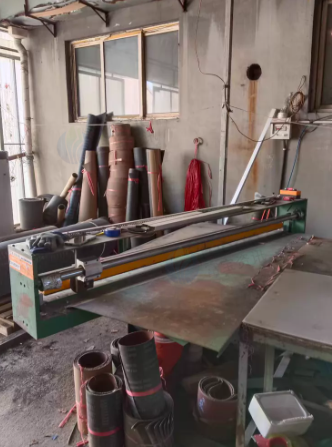 青岛市地区工厂处理砂带分条机 电动斜切机 宽砂带切边机等