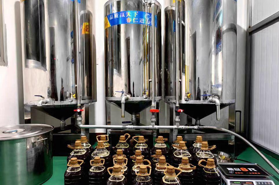 兰州市地区闲置处理145型榨油机、150斤平底炒锅、水化离心滤油机、油罐等