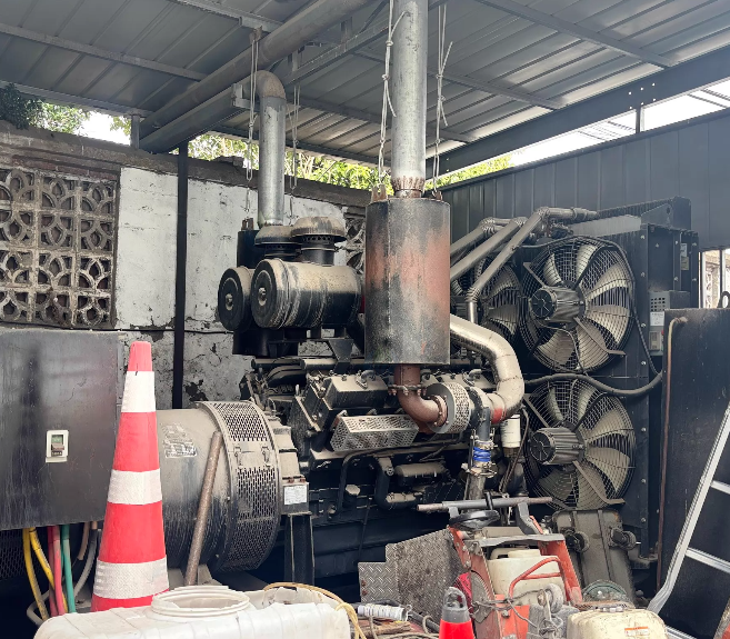 泰州市地区工厂处理800KW发电机组