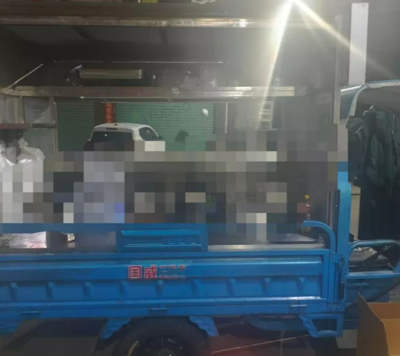 漳州市地区处理三轮车三面灯箱超大广告展示面两组电池