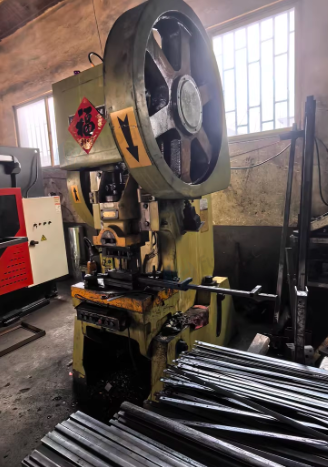 青岛市地区工厂处理125T冲床 扬力63T冲床