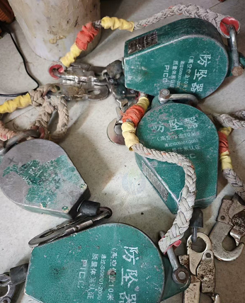 武汉市地区处理升降机操控手柄、防坠器4个