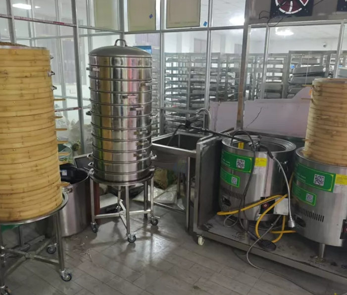 南昌市地区处理包子店设备蒸锅、操作台、冷藏柜、蒸笼、面粉桶等