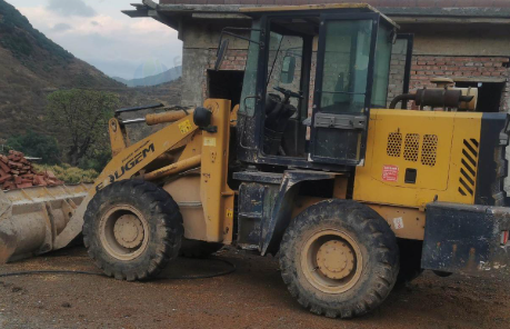 保山市地区处理大型打玉米机、装载机