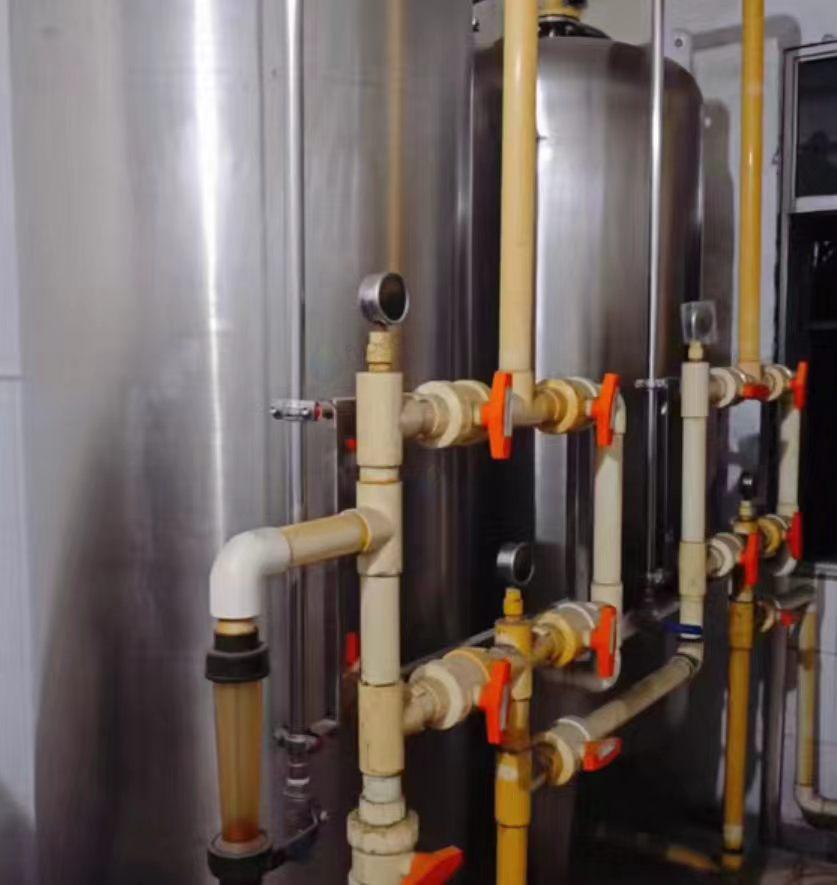 合肥市地区公司闲置处理自动塑包机、伟迪捷油墨喷码机、四台吹瓶机加烘箱、饮料罐装机、纯净水净化设备