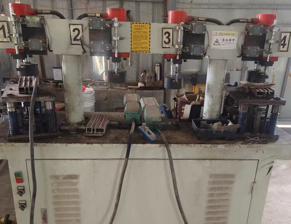 海口市地区处理自动角码锯、CNC铣床双头锯等门窗设备