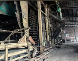 菏泽市地区工厂处理生物质锅炉 预压机 横截锯 压机18层 液压站 凉板架等