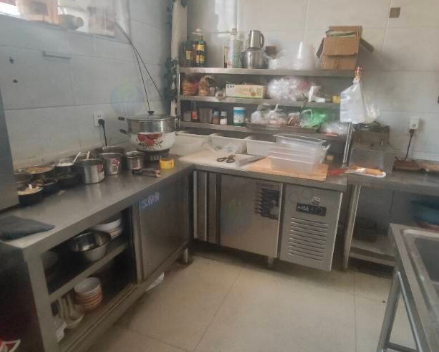 通辽市地区处理熟食展示柜、空调、工作台、调料架、炸货机、双开门冰柜等麻辣鸭货设备