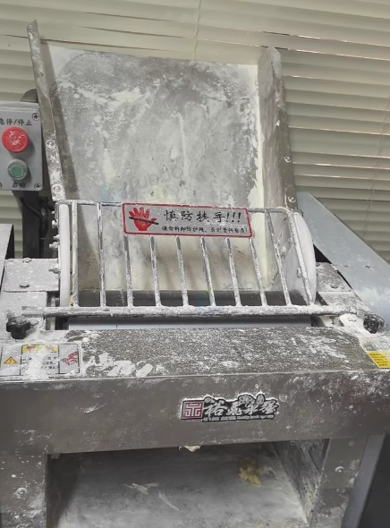 东莞市地区处理包子店全套设备、裕飞永强压面机、50斤搅面机、两台冰柜等