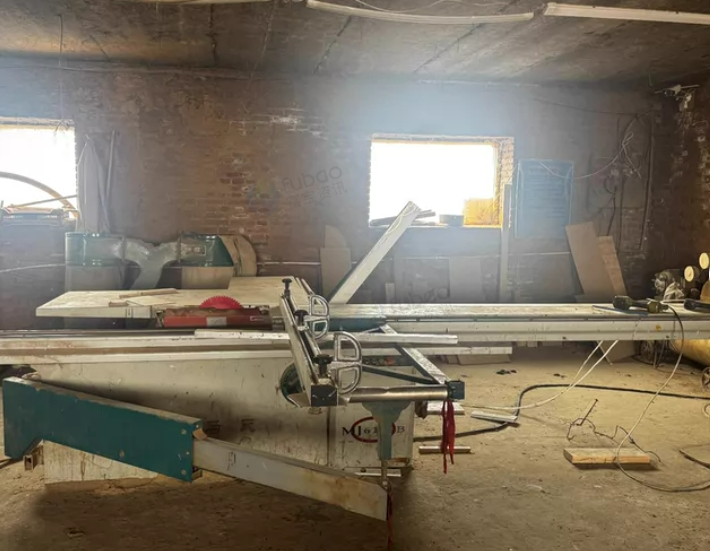 哈尔滨市地区处理全套木工设备、精密据、利洗、冷压机、十多台机器等