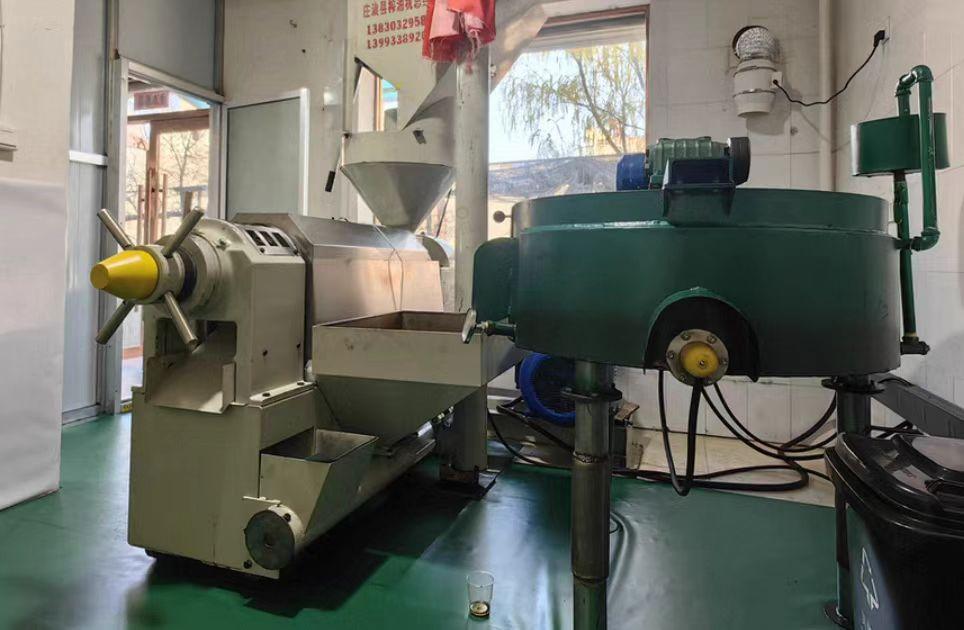 兰州市地区闲置处理145型榨油机、150斤平底炒锅、水化离心滤油机、油罐等