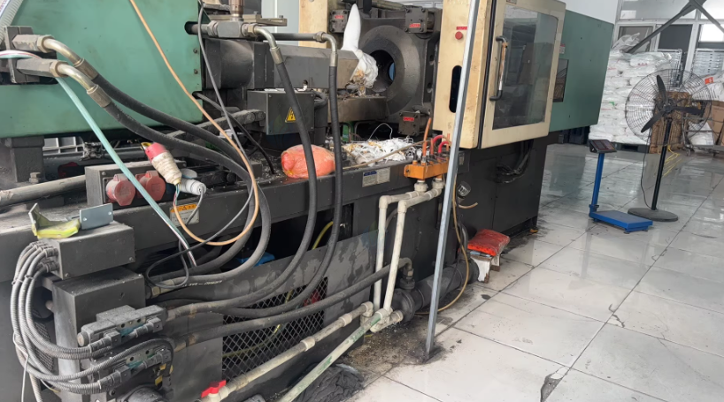 泰州市地区工厂处理海雄178注塑机1台、138T震德注塑机1台