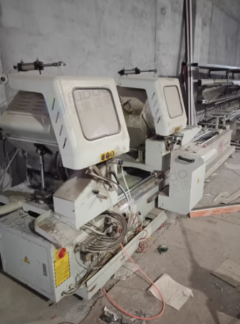 枣庄市地区工厂处理双头锯 组角机 气泵等成套门窗加工设备