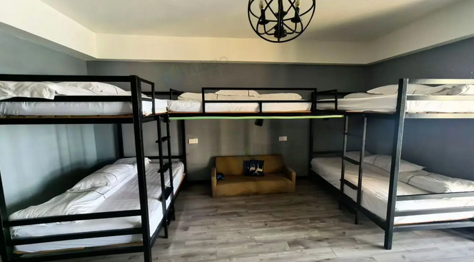 荆州地区处理1批电竞主机，显示器、电竞桌、电竞椅等电竞酒店设备