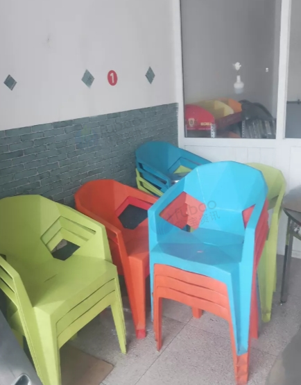 成都市地区处理烟酒柜、钻石椅、火锅桌、液化气灶具、展示柜、冰柜等