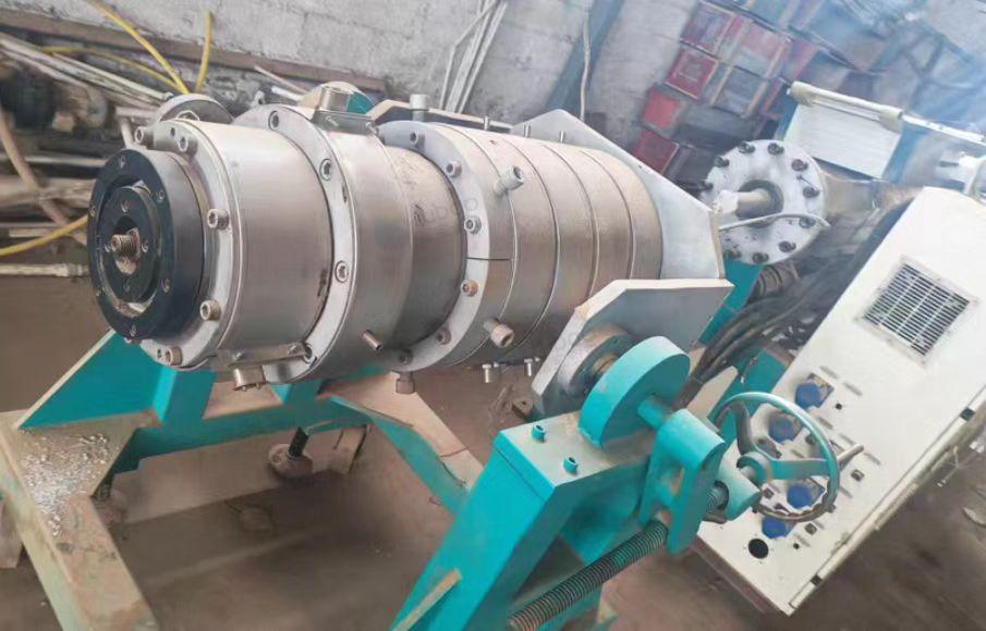 安阳市地区闲置处理挤出机、冷水箱等全套PE生产线