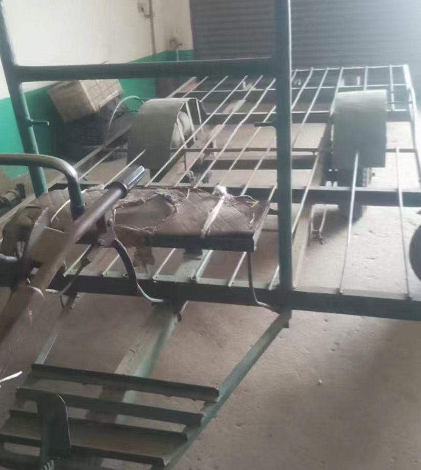 南阳市地区处理平板拖车、颗粒饲料机、摩托车两辆、三轮货车、梯子、工具等农用器具