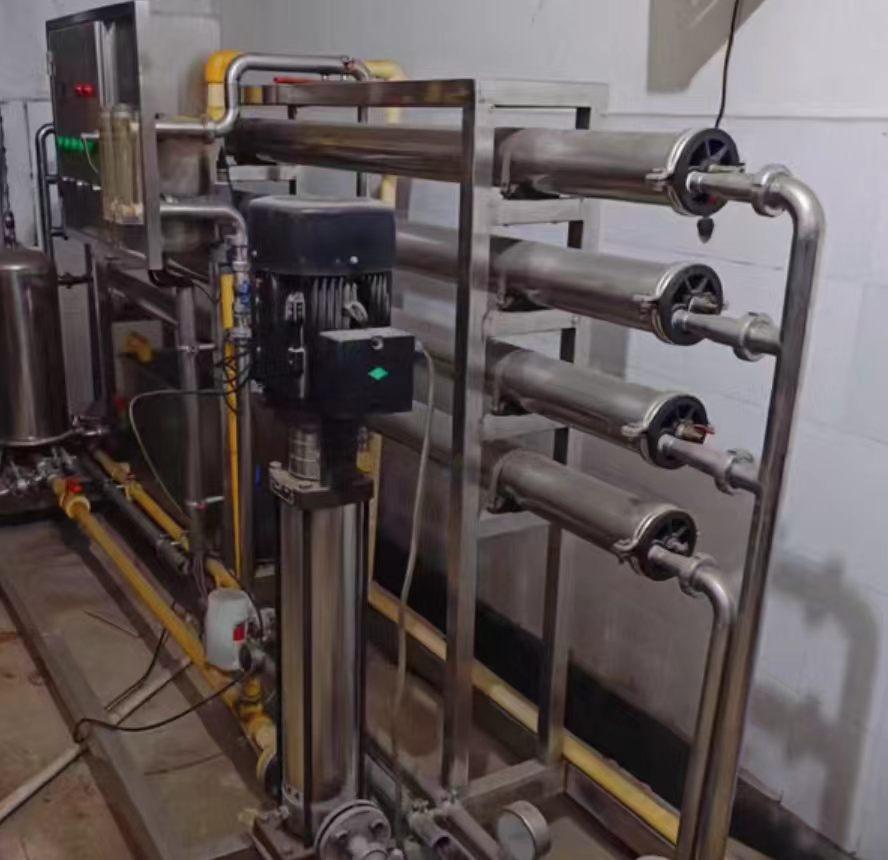 合肥市地区公司闲置处理自动塑包机、伟迪捷油墨喷码机、四台吹瓶机加烘箱、饮料罐装机、纯净水净化设备