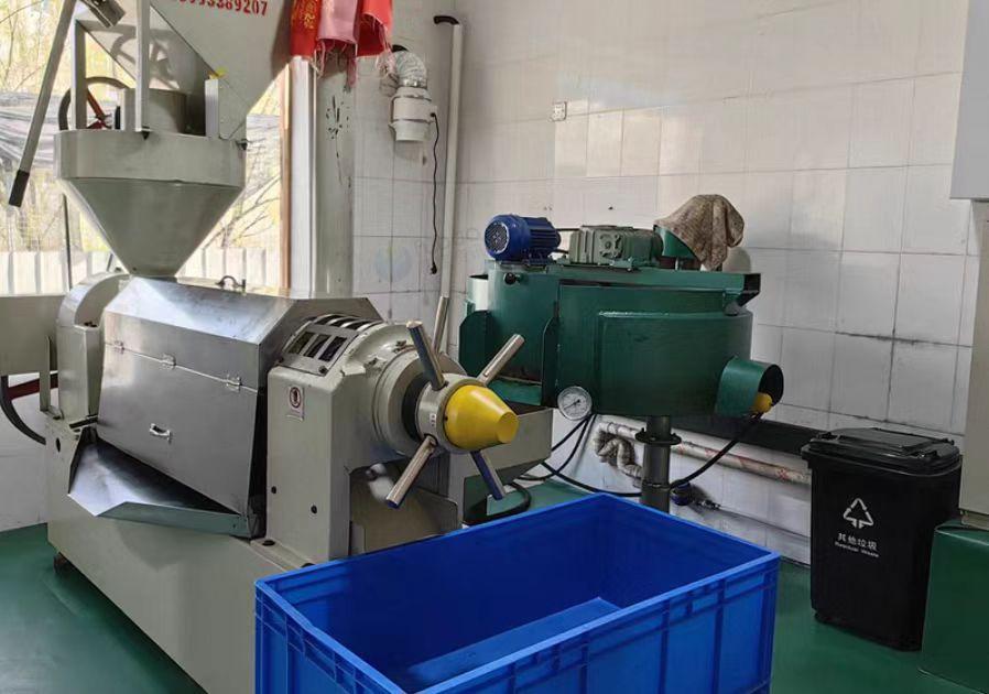 兰州市地区闲置处理145型榨油机、150斤平底炒锅、水化离心滤油机、油罐等