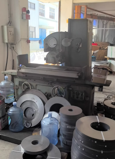 无锡市地区工厂处理西北机器厂开料分条机1台、平面磨床1台