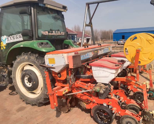 通辽市地区处理天拖迪尔带四行轻免耕机