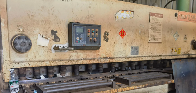 深圳市地区场地整改处理2台剪板机