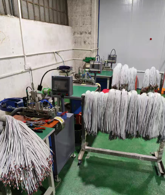 衡阳市地区工厂处理华创自动悍锡机三台、注塑机10台