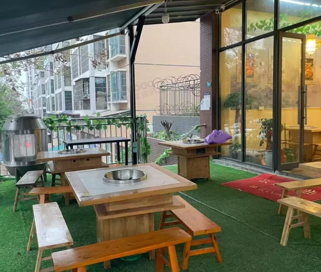 成都市地区处理火锅店全套设备、10张火锅桌、配套板凳、16组中式灯笼吊顶、2台保鲜柜、2.1米大冰柜等