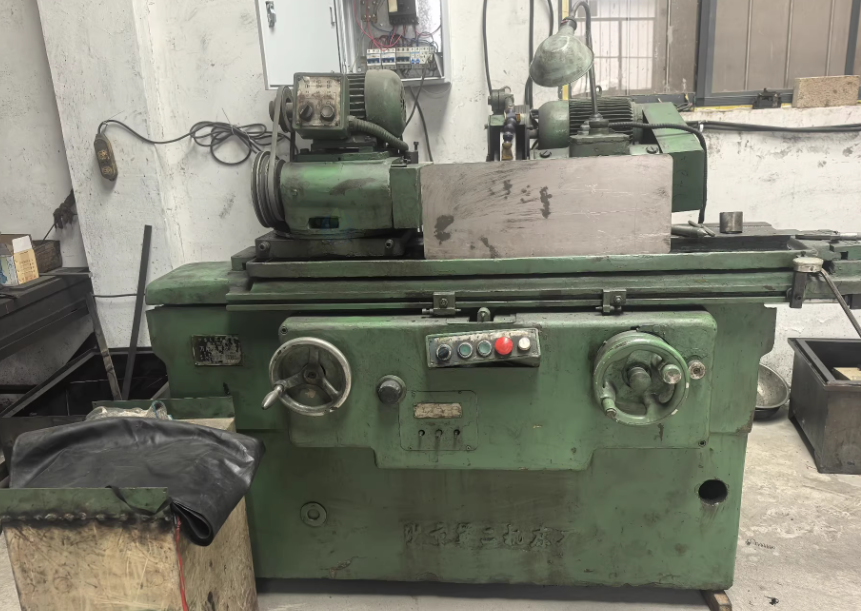 无锡市地区工厂处理万能外圆磨床1台、西安第三机床厂M7130K卧轴组合平面磨床1台