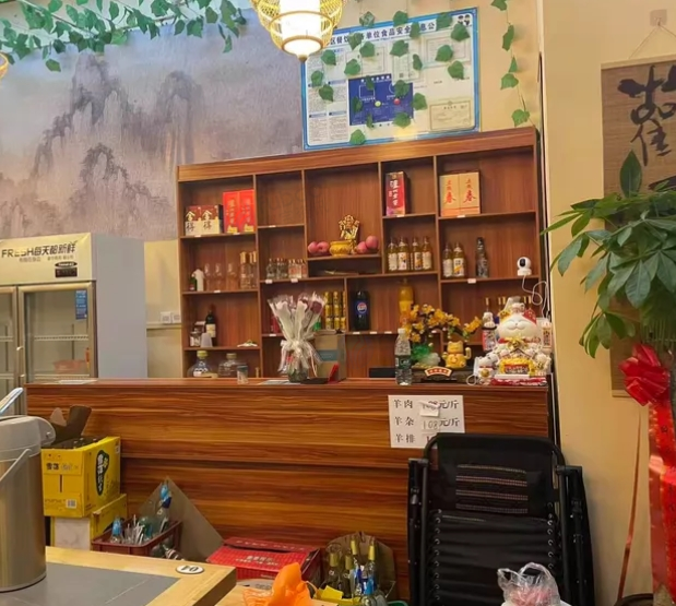 成都市地区处理火锅店全套设备、10张火锅桌、配套板凳、16组中式灯笼吊顶、2台保鲜柜、2.1米大冰柜等