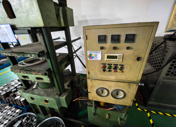 苏州市地区工厂处理350T橡胶硫化机