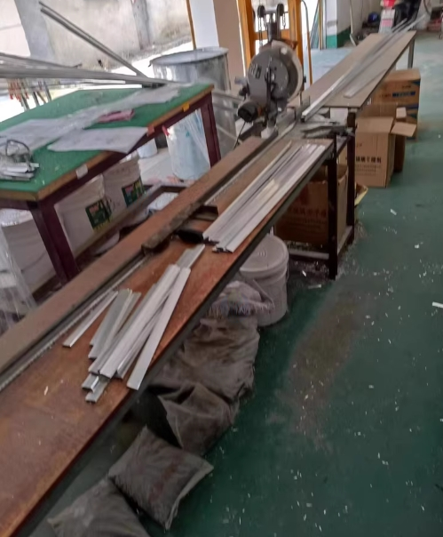 阜阳地区处理中空线、打胶机全套，丁机胶机一个，吕条切割机一个，气压叉车一个，大小玻璃架子几十个