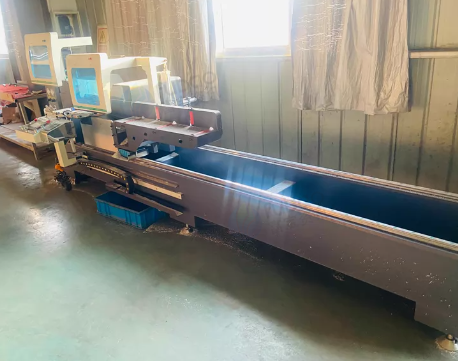 金华地区处理极简玻璃门设备四台