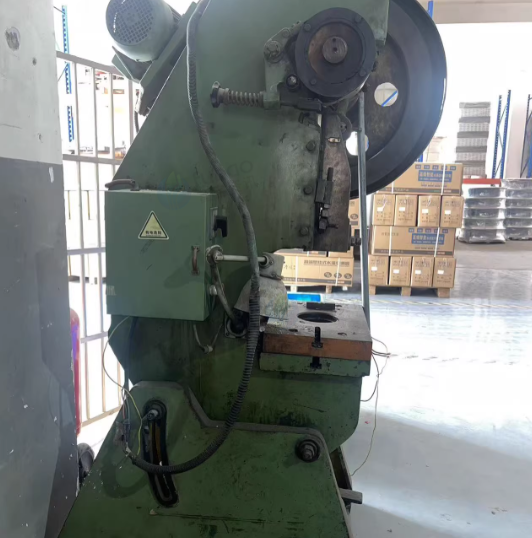 镇江市地区回收公司处理真空高温电炉两套、400T冲床1台、16T冲床1台