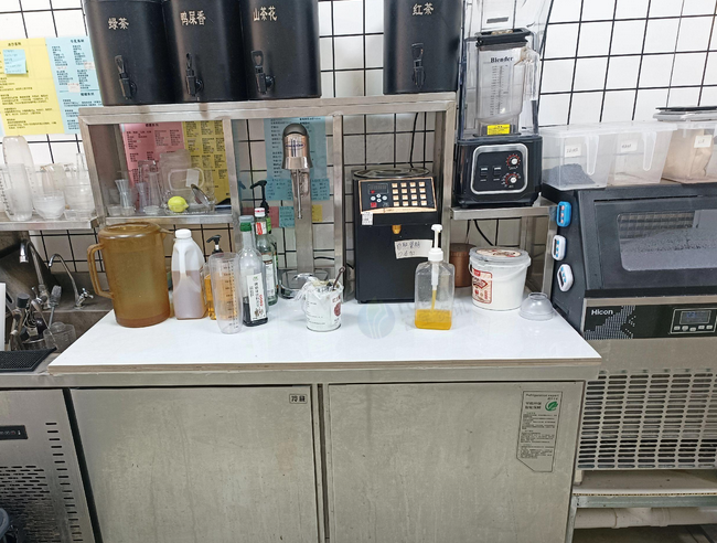 贵港市地区奶茶店处理点单机、封塑机、冰箱操作台、果糖机、制冰机等