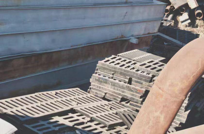 赤峰市地区工地处理旧铁管、铁件、塑料管、铁篦子、风球、方管、角铁等