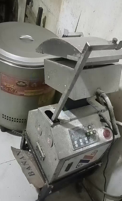 长治市地区店铺处理商用熟食柜、卧式冷柜、点菜柜、商用全自动刀削面机