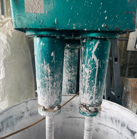 宿迁市地区工厂处理22kw双轴分散机➕一个不锈钢桶