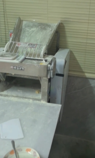 东莞市地区处理包子店全套设备、裕飞永强压面机、50斤搅面机、两台冰柜等