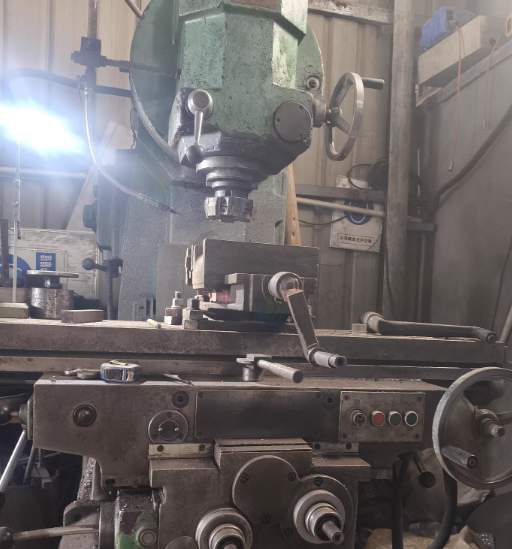 无锡市地区工厂处理云南6150*1m数控车床1台、长二5032大力铣1台