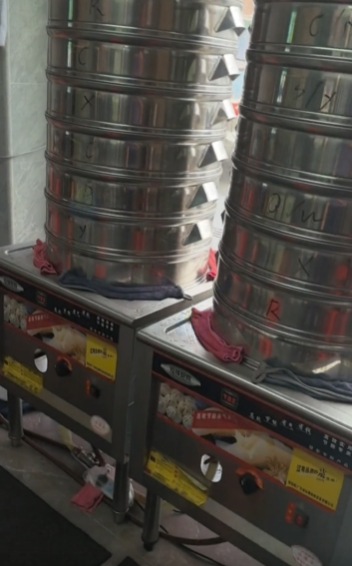 东莞市地区处理包子店全套设备、裕飞永强压面机、50斤搅面机、两台冰柜等