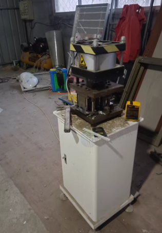 枣庄市地区工厂处理双头锯 组角机 气泵等成套门窗加工设备