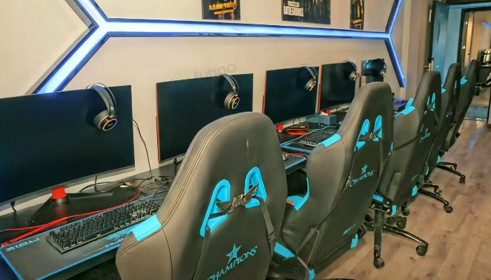 荆州地区处理1批电竞主机，显示器、电竞桌、电竞椅等电竞酒店设备
