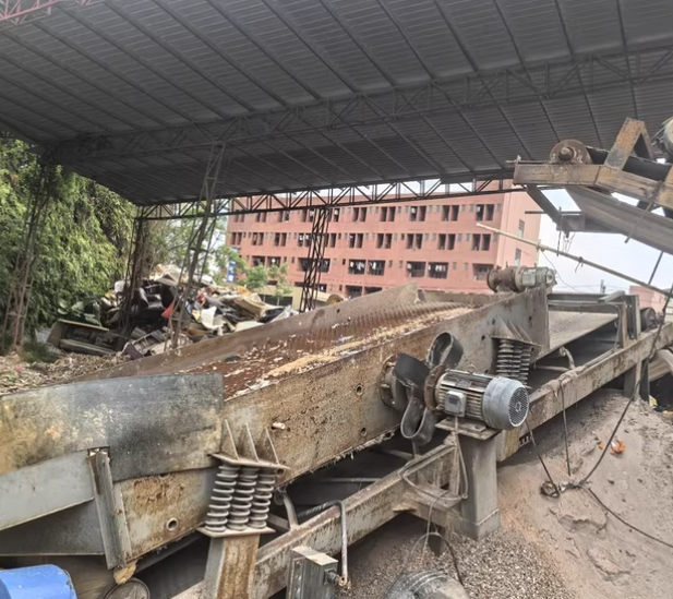 东莞市地区处理移动破碎机和移动震动筛