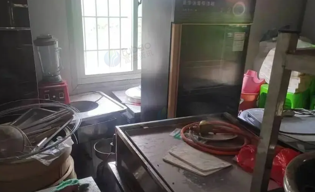 湛江地区店铺处理冰柜、消毒碗柜、台椅、豆浆机、肠粉机、石磨机等