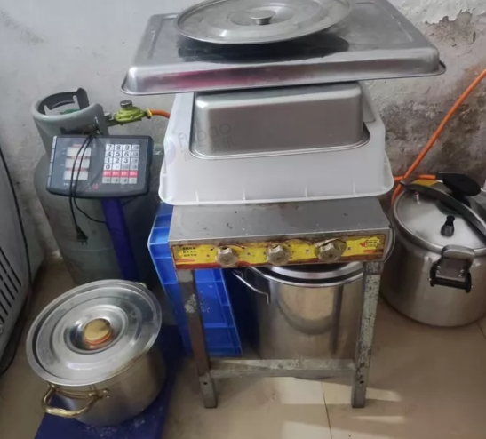 佛山地区处理牛杂餐车一套、带不锈钢架子、两炉四锅、两个冰柜，飞水炉、高压锅等